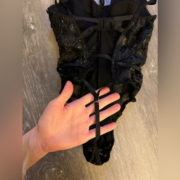 Backless strappy shine lace lingerie bodysuit 34b - Picture 5 of 10